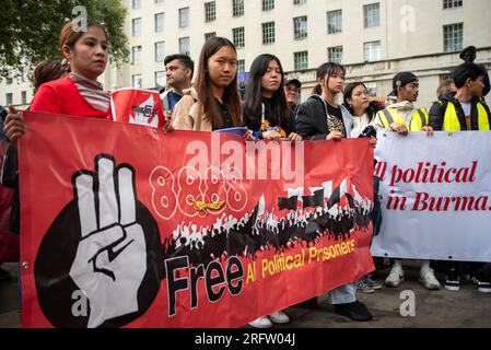 London, Großbritannien. 05. Aug. 2023. Demonstranten halten während der Demonstration ein Banner. Die birmanische Diaspora (Bürger Myanmars) versammelte sich vor der Downing Street in London, weil die Militärjunta Myanmars die 78-jährige Aung San Suu Kyi zu 27 Jahren Haft verurteilt hatte. Aung San Suu Kyi ist Friedensnobelpreisträgerin und ehemalige Staatsberaterin Myanmars (entspricht einem Ministerpräsidenten). Kredit: SOPA Images Limited/Alamy Live News Stockfoto