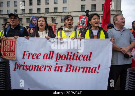 London, Großbritannien. 05. Aug. 2023. Demonstranten halten während der Demonstration ein Banner. Die birmanische Diaspora (Bürger Myanmars) versammelte sich vor der Downing Street in London, weil die Militärjunta Myanmars die 78-jährige Aung San Suu Kyi zu 27 Jahren Haft verurteilt hatte. Aung San Suu Kyi ist Friedensnobelpreisträgerin und ehemalige Staatsberaterin Myanmars (entspricht einem Ministerpräsidenten). Kredit: SOPA Images Limited/Alamy Live News Stockfoto