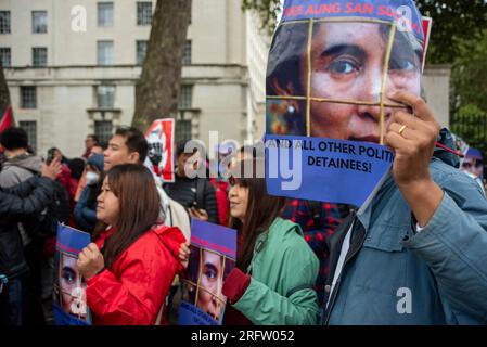 London, Großbritannien. 05. Aug. 2023. Demonstranten halten während der Demonstration Plakate mit dem Gesicht von Aung San Suu Kyi. Die birmanische Diaspora (Bürger Myanmars) versammelte sich vor der Downing Street in London, weil die Militärjunta Myanmars die 78-jährige Aung San Suu Kyi zu 27 Jahren Haft verurteilt hatte. Aung San Suu Kyi ist Friedensnobelpreisträgerin und ehemalige Staatsberaterin Myanmars (entspricht einem Ministerpräsidenten). Kredit: SOPA Images Limited/Alamy Live News Stockfoto