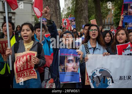 London, Großbritannien. 05. Aug. 2023. Demonstranten halten während der Demonstration Plakate und schreiende Slogans. Die birmanische Diaspora (Bürger Myanmars) versammelte sich vor der Downing Street in London, weil die Militärjunta Myanmars die 78-jährige Aung San Suu Kyi zu 27 Jahren Haft verurteilt hatte. Aung San Suu Kyi ist Friedensnobelpreisträgerin und ehemalige Staatsberaterin Myanmars (entspricht einem Ministerpräsidenten). (Foto: Krisztian Elek/SOPA Images/Sipa USA) Guthaben: SIPA USA/Alamy Live News Stockfoto