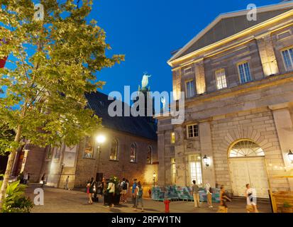 Saint-Paul Straße östlich in Old Montreal, Ecke Bonsecours Markt und Notre-Dame-de-Bon-Secours Kapelle im Hintergrund. Montreal, Quebec, Can Stockfoto