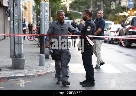 Tel Aviv, Israel. 05. Aug. 2023. (230806) -- TEL AVIV, 6. Aug. 2023 (Xinhua) -- die Polizei steht am 5. Aug. 2023 Wache am Tatort eines Schussanschlags in Tel Aviv, Israel. Ein israelischer Sicherheitsmann und ein Angreifer, der als Mitglied der palästinensischen Gruppe des Islamischen Dschihad (PIJ) identifiziert wurde, wurden bei einem Schussanschlag am Samstag in Tel Aviv getötet, so die israelische Polizei und die Medien. (Gideon Markowicz/JINI via Xinhua) Kredit: Xinhua/Alamy Live News Stockfoto