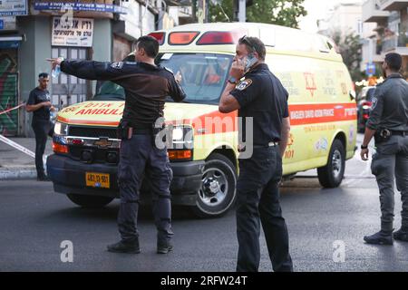 Tel Aviv, Israel. 05. Aug. 2023. (230806) -- TEL AVIV, 6. August 2023 (Xinhua) -- Polizeiarbeit am Tatort eines Schussanschlags in Tel Aviv, Israel, am 5. August 2023. Ein israelischer Sicherheitsmann und ein Angreifer, der als Mitglied der palästinensischen Gruppe des Islamischen Dschihad (PIJ) identifiziert wurde, wurden bei einem Schussanschlag am Samstag in Tel Aviv getötet, so die israelische Polizei und die Medien. (Gideon Markowicz/JINI via Xinhua) Kredit: Xinhua/Alamy Live News Stockfoto