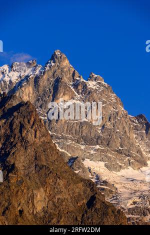 La Grave La Meije Ski-Resort abseits der Pisten, einzigartig in den Alpen mit einzeln gepflegtem Abhang auf dem Gletscher, Freeride, Blick auf den Gipfel La Meije, Massif des Ecrins, H Stockfoto