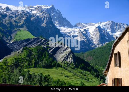 La Grave La Meije Ski-Resort abseits der Pisten, einzigartig in den Alpen mit einzeln gepflegtem Abhang auf dem Gletscher, Freeride, Blick auf den Gipfel La Meije, Massif des Ecrins, H Stockfoto