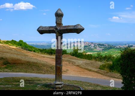 Blick auf Cross und Sancerre, mittelalterliche Stadt auf einem Hügel im Departement Cher, Frankreich mit Blick auf das Loire-Tal mit den Weinbergen der Appellation Sancerre Chavignol, Stockfoto