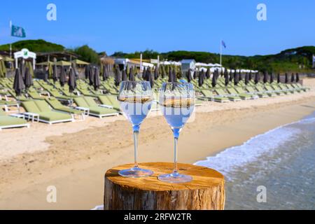 Sommerzeit in der Provence, zwei Gläser kalten Rosenwein am Pampelonne Sandstrand nahe Saint-Tropez an sonnigen Tagen, Departement Var, Frankreich. Stockfoto