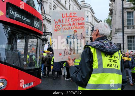 London, Großbritannien. 5. August 2023. ULEZ-Demonstranten versammeln sich in Westminster gegen die Ausweitung des Programms im Laufe dieses Monats auf alle Londoner Stadtteile. Kredit: Elfte Stunde Fotografie/Alamy Live News Stockfoto