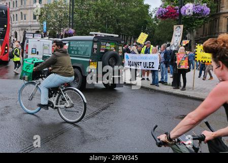 London, Großbritannien. 5. August 2023. ULEZ-Demonstranten versammeln sich in Westminster gegen die Ausweitung des Programms im Laufe dieses Monats auf alle Londoner Stadtteile. Kredit: Elfte Stunde Fotografie/Alamy Live News Stockfoto