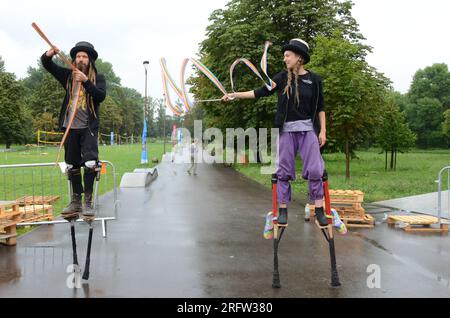 Lublin, Polen. 5. Aug. 2023. Jongleurs Practice während der Europäischen Jonglierkonvention, die am 5. August 2023 in Lublin (Polen) stattfand. Mehr als 2.000 Jongleure stellten ihre Talente und Fähigkeiten unter Beweis und brachten Bühnenshows, Workshops, Turniere und Feuershows für diesen Sommerkarneval mit. Kredit: Chen Chen/Xinhua/Alamy Live News Stockfoto