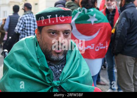 London, Großbritannien. 5. August 2023. Pro-Imran-Khan-Demonstranten inszenierten eine Demonstration vor dem Hohen Kommissionspräsidenten Pakistans, nachdem der ehemalige Ministerpräsident verhaftet wurde und wegen illegalen Verkaufs staatlicher Geschenke zu einer Freiheitsstrafe von drei Jahren verurteilt worden war. In einer in Kürze ausgestrahlten Videoerklärung wurde Herr Khan von den Behörden festgehalten und forderte die Unterstützer nachdrücklich auf, friedlich gegen die Entscheidung zu protestieren. Kredit: Elfte Stunde Fotografie/Alamy Live News Stockfoto