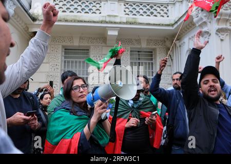 London, Großbritannien. 5. August 2023. Pro-Imran-Khan-Demonstranten inszenierten eine Demonstration vor dem Hohen Kommissionspräsidenten Pakistans, nachdem der ehemalige Ministerpräsident verhaftet wurde und wegen illegalen Verkaufs staatlicher Geschenke zu einer Freiheitsstrafe von drei Jahren verurteilt worden war. In einer in Kürze ausgestrahlten Videoerklärung wurde Herr Khan von den Behörden festgehalten und forderte die Unterstützer nachdrücklich auf, friedlich gegen die Entscheidung zu protestieren. Kredit: Elfte Stunde Fotografie/Alamy Live News Stockfoto