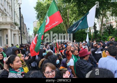 London, Großbritannien. 5. August 2023. Pro-Imran-Khan-Demonstranten inszenierten eine Demonstration vor dem Hohen Kommissionspräsidenten Pakistans, nachdem der ehemalige Ministerpräsident verhaftet wurde und wegen illegalen Verkaufs staatlicher Geschenke zu einer Freiheitsstrafe von drei Jahren verurteilt worden war. In einer in Kürze ausgestrahlten Videoerklärung wurde Herr Khan von den Behörden festgehalten und forderte die Unterstützer nachdrücklich auf, friedlich gegen die Entscheidung zu protestieren. Kredit: Elfte Stunde Fotografie/Alamy Live News Stockfoto