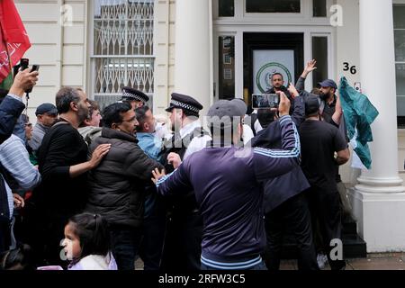 London, Großbritannien. 5. August 2023. Pro-Imran-Khan-Demonstranten inszenierten eine Demonstration vor dem Hohen Kommissionspräsidenten Pakistans, nachdem der ehemalige Ministerpräsident verhaftet wurde und wegen illegalen Verkaufs staatlicher Geschenke zu einer Freiheitsstrafe von drei Jahren verurteilt worden war. In einer in Kürze ausgestrahlten Videoerklärung wurde Herr Khan von den Behörden festgehalten und forderte die Unterstützer nachdrücklich auf, friedlich gegen die Entscheidung zu protestieren. Kredit: Elfte Stunde Fotografie/Alamy Live News Stockfoto