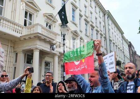 London, Großbritannien. 5. August 2023. Pro-Imran-Khan-Demonstranten inszenierten eine Demonstration vor dem Hohen Kommissionspräsidenten Pakistans, nachdem der ehemalige Ministerpräsident verhaftet wurde und wegen illegalen Verkaufs staatlicher Geschenke zu einer Freiheitsstrafe von drei Jahren verurteilt worden war. In einer in Kürze ausgestrahlten Videoerklärung wurde Herr Khan von den Behörden festgehalten und forderte die Unterstützer nachdrücklich auf, friedlich gegen die Entscheidung zu protestieren. Kredit: Elfte Stunde Fotografie/Alamy Live News Stockfoto