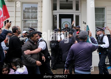 London, Großbritannien. 5. August 2023. Pro-Imran-Khan-Demonstranten inszenierten eine Demonstration vor dem Hohen Kommissionspräsidenten Pakistans, nachdem der ehemalige Ministerpräsident verhaftet wurde und wegen illegalen Verkaufs staatlicher Geschenke zu einer Freiheitsstrafe von drei Jahren verurteilt worden war. In einer in Kürze ausgestrahlten Videoerklärung wurde Herr Khan von den Behörden festgehalten und forderte die Unterstützer nachdrücklich auf, friedlich gegen die Entscheidung zu protestieren. Kredit: Elfte Stunde Fotografie/Alamy Live News Stockfoto