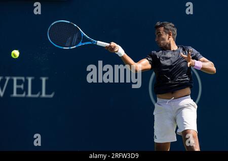 Toronto, Kanada. 5. Aug. 2023. Mukund Sasikumar aus Indien gibt den Ball in der ersten Runde des qualifizierenden Singles-Spiels für Männer gegen Radu Albot aus der Republik Moldau bei den National Bank Open 2023 in Toronto, Kanada, am 5. August 2023 zurück. Kredit: Zou Zheng/Xinhua/Alamy Live News Stockfoto