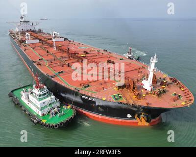 YANTAI, CHINA - 4. AUGUST 2023 - Ein sehr großer Öltanker, der mit 303.500 Tonnen verdünntem Bitumen beladen ist, liegt am Yantai-Hafen in Yantai, Shandong Prov Stockfoto