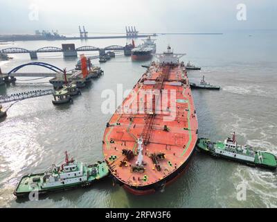 YANTAI, CHINA - 4. AUGUST 2023 - Ein sehr großer Öltanker, der mit 303.500 Tonnen verdünntem Bitumen beladen ist, liegt am Yantai-Hafen in Yantai, Shandong Prov Stockfoto