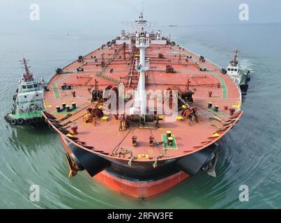 YANTAI, CHINA - 4. AUGUST 2023 - Ein sehr großer Öltanker, der mit 303.500 Tonnen verdünntem Bitumen beladen ist, liegt am Yantai-Hafen in Yantai, Shandong Prov Stockfoto