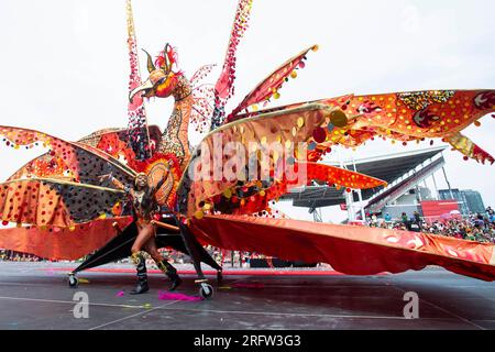 Toronto, Kanada. 5. Aug. 2023. Am 5. August 2023 tritt eine verkleidete Feier mit ihrem Floß auf der Großen Parade des Toronto Caribbean Carnival 2023 in Toronto, Kanada, auf. Kredit: Zou Zheng/Xinhua/Alamy Live News Stockfoto