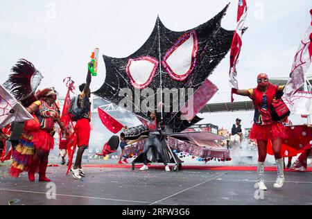 Toronto, Kanada. 5. Aug. 2023. Am 5. August 2023 treten auf der Bühne während der Großen Parade des Toronto Caribbean Carnival 2023 in Toronto, Kanada, auf. Kredit: Zou Zheng/Xinhua/Alamy Live News Stockfoto