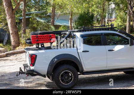 Nissan Navara Geländewagen mit Allradantrieb ute, geparkt auf Fraser Island, K'gari, Weltkulturerbe Sandinsel, Queensland, Australien Stockfoto