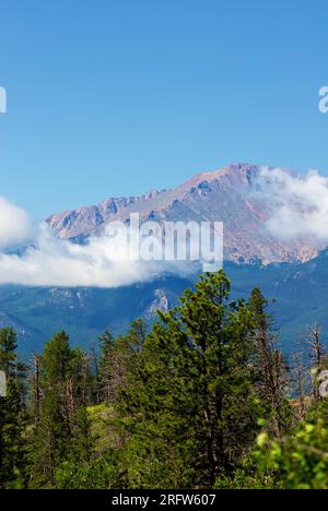 Woodland Park, Colorado, USA - 21. Juli 2023: Sommerwolken am Pikes Peak, einem beliebten Reiseziel in den Rocky Mountains von Colorado. Stockfoto