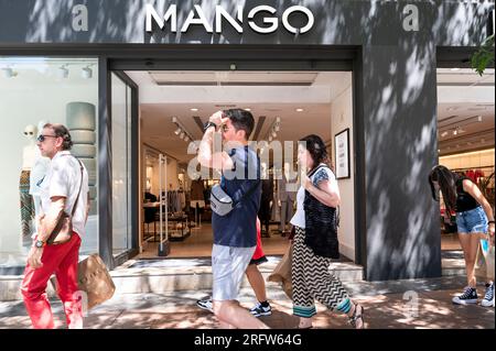 Madrid, Spanien. 04. Aug. 2023. Fußgänger gehen an der spanischen multinationalen Bekleidungsmarke Mango in Spanien vorbei. Kredit: SOPA Images Limited/Alamy Live News Stockfoto