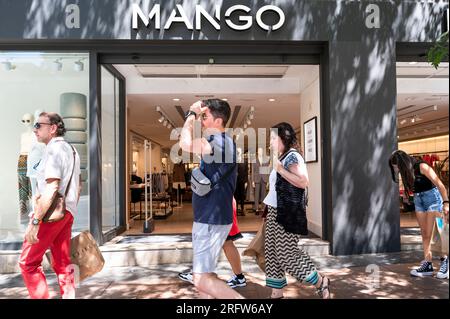 Madrid, Spanien. 04. Aug. 2023. Fußgänger gehen an der spanischen multinationalen Bekleidungsmarke Mango in Spanien vorbei. (Foto: Xavi Lopez/SOPA Images/Sipa USA) Guthaben: SIPA USA/Alamy Live News Stockfoto