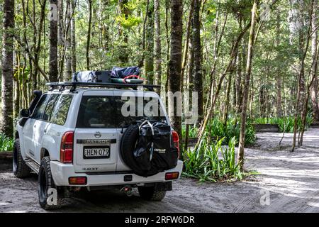 2013 weißes Nissan Patrol 4x4 Fahrzeug auf Fraser K'gari Island, eingerichtet für Geländefahrten, Queensland, Australien Stockfoto