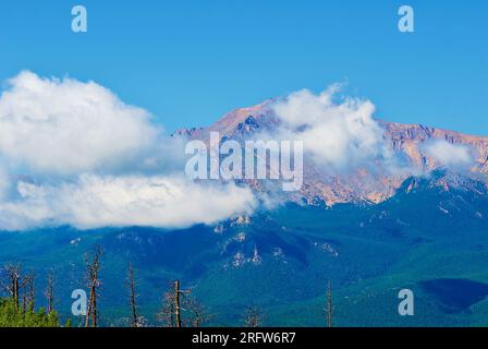 Woodland Park, Colorado, USA - 21. Juli 2023: Am Pikes Peak, einem beliebten Reiseziel in den Rocky Mountains, sammeln sich Sturmwolken. Stockfoto