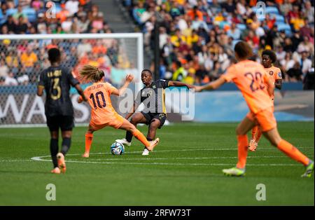 August 06 2023: Danielle Van De Donk (Niederlande) und Kholosa Biyana (Südafrika) kämpfen während eines Spiels um den Ball, AT, . Kim Price/CSM Credit: CAL Sport Media/Alamy Live News Stockfoto