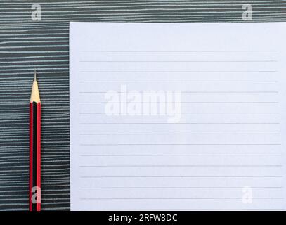 Ein Bleistift und ein Stück Papier auf dem Tisch. Nach einigen Änderungen. Stockfoto