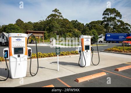 Öffentliche ultraschnelle Autoladegeräte für Elektrofahrzeuge in Australien, die von NRMA im Service-Center Port Macquarie am Pacific Highway, Australien, angeboten werden Stockfoto