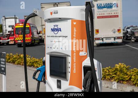 Öffentliche ultraschnelle Autoladegeräte für Elektrofahrzeuge in Australien, die von NRMA im Service-Center Port Macquarie am Pacific Highway, Australien, angeboten werden Stockfoto