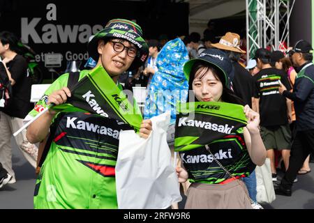 Suzuka, JAPAN, 6. August 2023. Kawasaki-Fans beim 44. Coca-Cola Suzuka 8hr Endurance Race 2023 in Suzuka, Japan. Kredit: Ivica Glavas/Speed Media/Alamy Live News Stockfoto