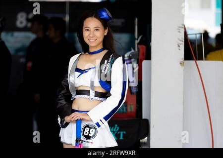 Suzuka, JAPAN, 6. August 2023. Grid Girls beim 44. Coca-Cola Suzuka 8hr Endurance Race 2023 in Suzuka, Japan. Kredit: Ivica Glavas/Speed Media/Alamy Live News Stockfoto