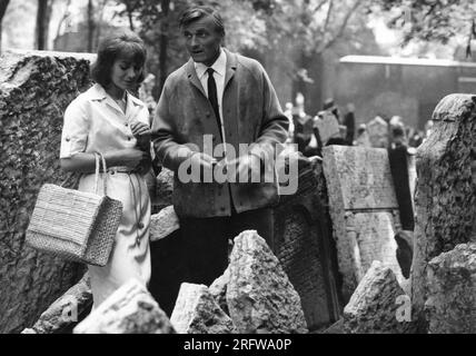 STANISLAVA BARTOSOVA und RADOSLAV BRZOBOHATY in SEDM ZABITYCH / 7 TAGE IN EINER WOCHE 1965 Regisseur PAVEL KOHOUT Schriftsteller Pelena Kohout und Pavel Kohout Filmove Studio Barrandov Stockfoto