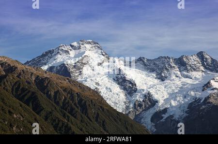 Die Neuseeländischen Alpen aus dem Dorf Mount Cook. Von links nach rechts auf dem Bild sehen Sie Mt. Sefton, Huddlestone Gletscher, Strümpfe Gletscher an Stockfoto