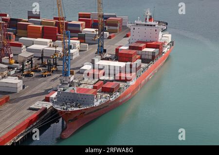 Ein Containerschiff, das im Hafen von Napier - Neuseeland entladen wird Stockfoto