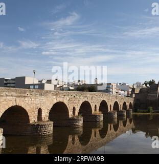 Puente Romano ist eine römische Bogenbrücke in der Stadt Merida Spanien. Stockfoto