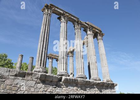 Die antiken Überreste des römischen Tempels von Evora (auch bekannt als Tempel der Diana.) Dieser Tempel im korinthischen Stil ist zum Wahrzeichen von geworden Stockfoto