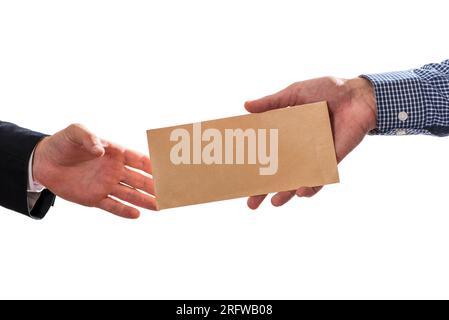 Ein Mann, der einem anderen Mann in Korruptionsbetrug Bestechungsgeld in braunem Umschlag gibt Stockfoto