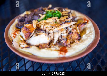 Hummus mit Shawarma-Hühnchen und Lamm Stockfoto