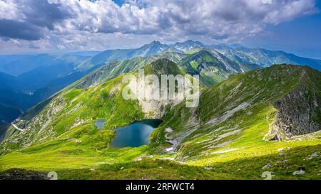 Der Capra Lake. Sommerlandschaft des Fagaras-Gebirges, Rumänien. Blick vom Wanderweg in der Nähe des Balea Lake und der Transfagarasan Road. Stockfoto