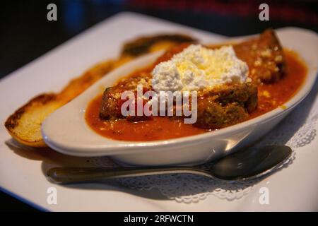 Italienische Fleischbällchen mit Ricotta werden in einem Pub serviert Stockfoto