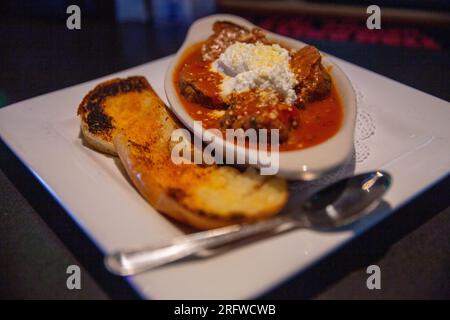 Italienische Fleischbällchen mit Ricotta und Knoblauchtoast Stockfoto