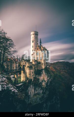 Wintermagie im Schloss Lichtenstein: Majestätische Eleganz in schneebem Glanz Stockfoto