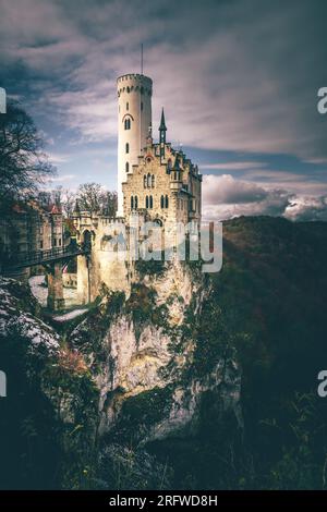 Wintermagie im Schloss Lichtenstein: Majestätische Eleganz in schneebem Glanz Stockfoto